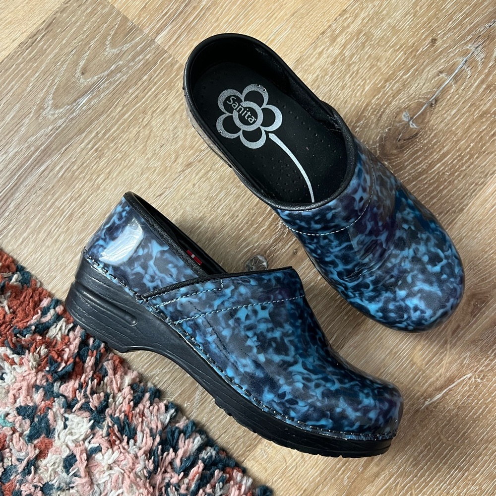sanita clogs